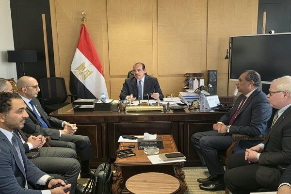 الصحة تبحث مع «فايزر» توطين صناعة اللقاحات في مصر وتعزيز التصنيع المحلي وفتح مجالات التصدير