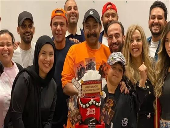 محمد إمام يحتفل بعيد ميلاد محمد ثروت خلال بروفات مسرحية «برنس العالم»