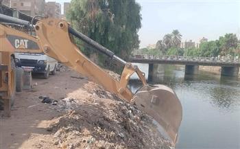 محافظ سوهاج يحيل عاملًا ومشرف نظافة بالبلينا للتحقيق بسبب إلقاء القمامة في مجرى مائي