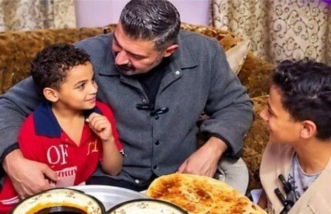 ياسر جلال يفاجئ الطفل زياد بزيارته في منزله..تفاصيل