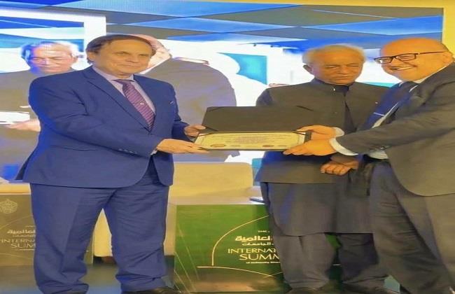 مجلس أمناء جامعة «باشن» الأمريكية يمنح رئيس جامعة الأزهر الدكتوراه الفخرية تقديرًا لإسهاماته العلمية والإدارية