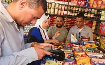 استمرار الحملات التموينية بسوهاج.. ضبط سلع مخالفة وتحرير 24 محضرًا بمركز طما
