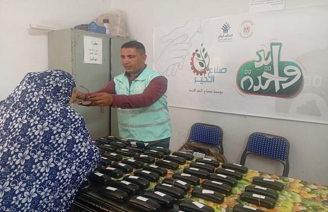 صناع الخير توزع 250 نظارة طبية على الأسر الأولى بالرعاية ببني سويف ضمن قافلة «إيد واحدة»
