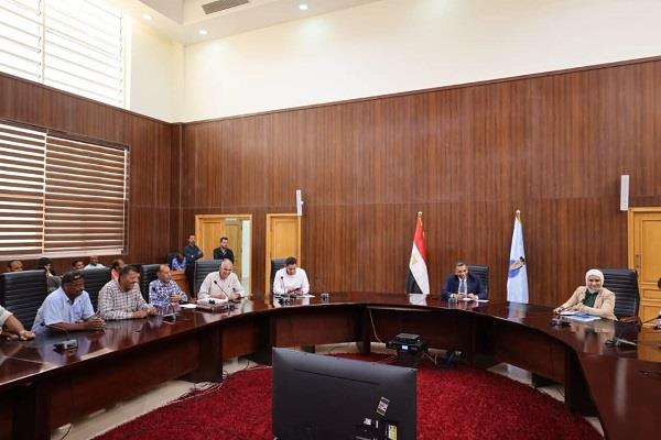 محافظ البحر الأحمر يلتقي أصحاب الورش لمناقشة مستجدات مدينة الحرفيين بالغردقة