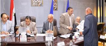 محافظ دمياط يلتقي أهالي الزرقا لبحث مطالبهم وشكاواهم ويسلّم نماذج وبيانات صلاحية لطلبات التصالح في المخالفات 