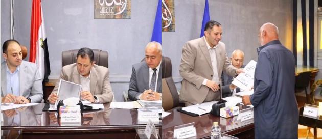 محافظ دمياط يلتقي أهالي الزرقا لبحث مطالبهم وشكاواهم ويسلّم نماذج وبيانات صلاحية لطلبات التصالح في المخالفات 