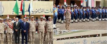 محافظ الإسماعيلية يشهد طابور عرض عسكري لطلاب مدرسة السادات احتفالًا بالعيد القومي للمحافظة 