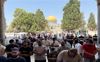 عشرات آلاف المصلين يؤدون الجمعة في الأقصى رغم تشديدات الاحتلال الإسرائيلي