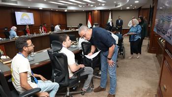 محافظ الجيزة يسلم 12 عقد عمل لذوي الهمم لتمكينهم ودمجهم في سوق العمل