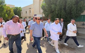 نائب وزير الصحة يتابع الخدمات الطبية بالوادي الجديد ويوجه بزيادة إجراء العمليات والتردد على الوحدات الصحية 