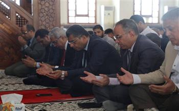 محافظ البحر الأحمر يؤدي صلاة الجمعة بمسجد الميناء الكبير بالغردقة.. ورئيس جامعة الأزهر في مقدمة الحضور