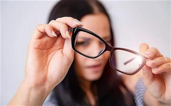 قبل الاستمرار في ارتداء نظارتك القديمة.. علامات تحتاجين إلى الانتباه إليها