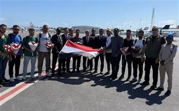 وصول البحارة المصريين إلى مقديشيو تمهيدًا لسفرهم إلى القاهرة برفقه السفير المصري