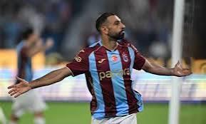 محمد صلاح ينشر صورة له مع نجله ليل 