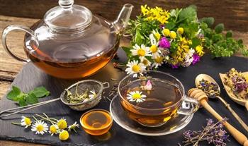 أطعمة ومشروبات تخلصك من الأنتفاخ والغازات.. منها شاي الأعشاب