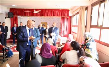 «المعلم الركيزة الأساسية».. وزير التعليم يتفقد مدارس الغربية ويبحث مع المدرسين تحديات تطوير المنظومة  