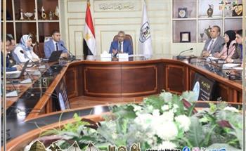 محافظ بني سويف يُناقش رؤى ومقترحات محور "التحول الرقمي" لتحديث الجهاز الإداري خلال لقائه بحملة الماجستير 