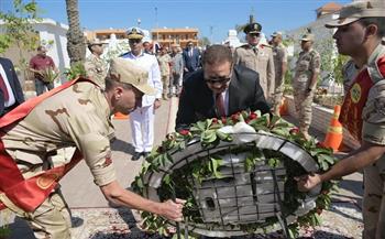 محافظ بورسعيد ومدير الأمن والمستشار العسكري يضعون إكليلاً من الزهور على النصب التذكاري للشهداء في ذكرى أكتوبر