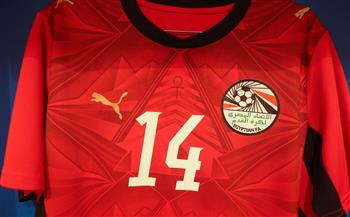 قمصان منتخب مصر للشباب تزين الملعب قبل مواجهة الجزائر
