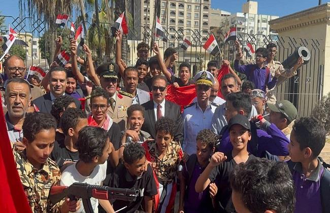 محافظ بورسعيد ومدير الأمن والمستشار العسكري يشاركون طلاب المدارس الاحتفال بذكرى انتصارات أكتوبر