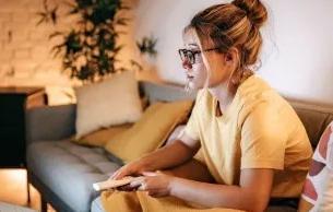 تقضين وقتا طويلا أمام التلفاز؟.. علامات تستحق الانتباه