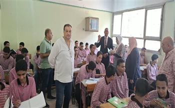 طارق حلمي يتفقد مدارس إدارة الساحل التعليمية ويتابع احتفالات الطلاب بالذكرى الـ53 لانتصارات أكتوبر