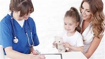 عند ذهاب طفلك إلى الطبيب.. أساليب تساعدك على تهدئة قلقه ومنحه الشعور بالأمان