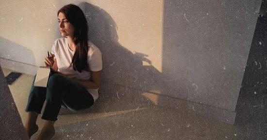 لا تخافي من الوحدة.. مهارات تجعل وقتك مع نفسك أكثر راحة