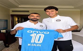 في معسكر المنتخب.. محمد صلاح يهدي قميص طرابزون سبور التركي لعمر فايد