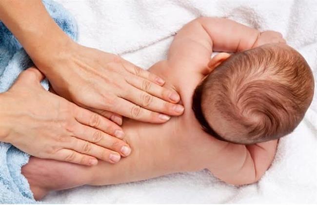 أسباب انحناء ظهر الطفل والعلامات التحذيرية