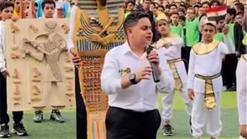 «ابن الوز عوام»...نجل رضا البحراوي يغني لمصر في احتفالات نصر أكتوبر