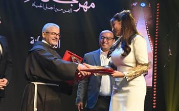 درة تحصد جائزة مهرجان «جيلنا» تقديرًا لمسيرتها وأعمالها الفنية