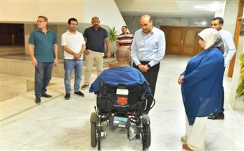 محافظ أسيوط يستجيب لمناشدة مواطن من ذوي الهمم ويسلمه كرسيًا كهربائيًا متحركًا لتيسير حركته 