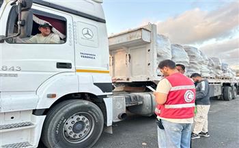 الهلال الأحمر يمد أهالي غزة بأكثر من 2,979 طنًا من المساعدات الغذائية والإغاثية عبر قافلة «زاد العزة» 