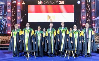 «بعد 5 عقود من التخرج».. وزير شئون المجالس النيابية يُكرَّم ضيف شرف في حفل خريجي حقوق عين شمس