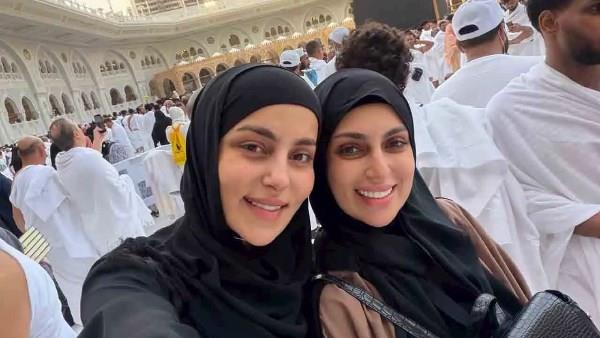 إسراء عبدالفتاح تشارك جمهورها صورا من أمام الكعبة المشرفة وتخطف الأنظار بالحجاب