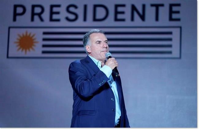 رئيس أوروجواي يصل بكين في زيارة دولة تستغرق أسبوعًا