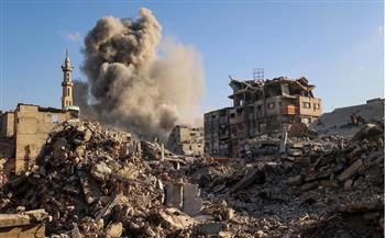 نيويورك تايمز: إسرائيل تشن غارات عنيفة بينما ينتظر الفلسطينيون إعادة فتح معبر رفح