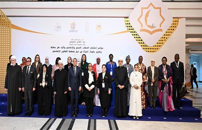 رئيس الوزراء يلتقط صورة جماعية تذكارية مع رؤساء وفود دول منظمة التعاون الإسلامي 