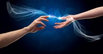 سبب الشعور بكهرباء عند ملامسة شخص آخر