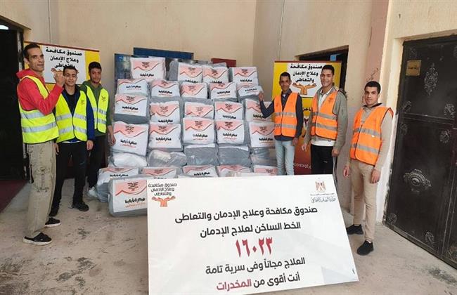 صندوق مكافحة الإدمان يسلم دفعة جديدة من منتجات المتعافين من الإدمان من تصنيع الملابس الجاهزة لبنك الكساء