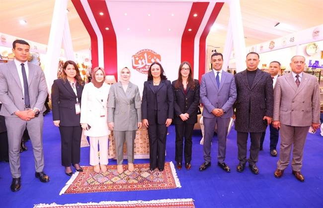 وزيرة التضامن ووزيرة الأسرة والخدمات الاجتماعية التركية تتفقدان معرض "ديارنا للحرف اليدوية والتراثية" 