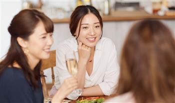 سلوكيات لا تفعلها المرأة الأنيقة في المطاعم.. تعرفي عليها