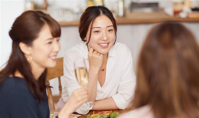 سلوكيات لا تفعلها المرأة الأنيقة في المطاعم.. تعرفي عليها