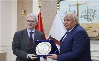 محافظ الوادي الجديد يؤكد أهمية التعاون مع الشركاء الدوليين في نقل الخبرات وبناء القدرات