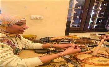 الفنون التشكيلية ينظم ورشة «الحُلي» لتشكيل أسلاك النحاس بمركز راتب صديق الثقافي