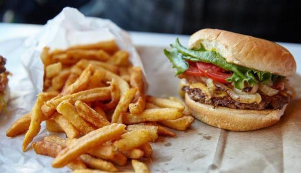 سمات تميز النساء اللاتي لا تستطعن مقاومة أطعمة الشارع أثناء السفر