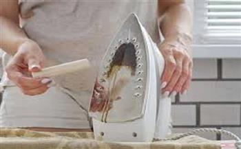 لتنظيف المكواة وحماية ملابس أسرتك.. إليك تلك الخطوات