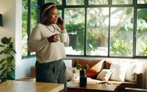 سمات تميز النساء اللواتي يفضلن المشي أثناء الحديث في الهاتف