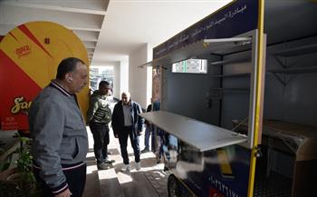 محافظ أسيوط يسلم مشروع مكتبة متنقلة لأحد شباب الخريجين ويؤكد: دعم كامل للشباب وتمكينهم اقتصاديًا